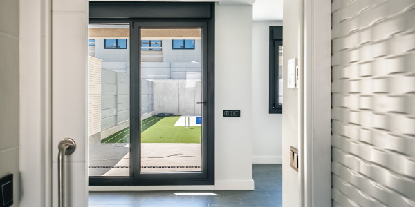 Fabricantes / Instaladores de Puertas y Ventanas de Aluminio / PVC Sabadell · Bisagra Oculta