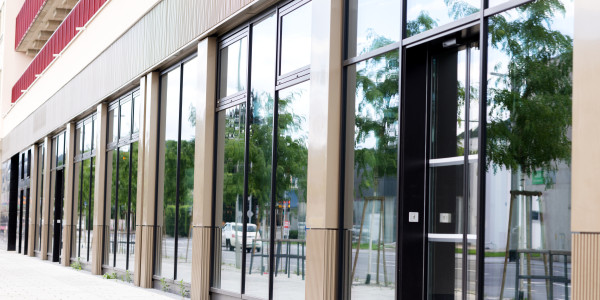 Puertas y Ventanas de Aluminio / PVC a medida en Sabadell · Raíl Empotrable Adaptado al Paso de Minusválidos